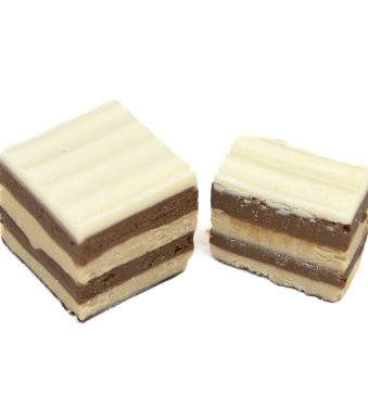 PUUR-Bonbon-Hazelnootamandepraline-02